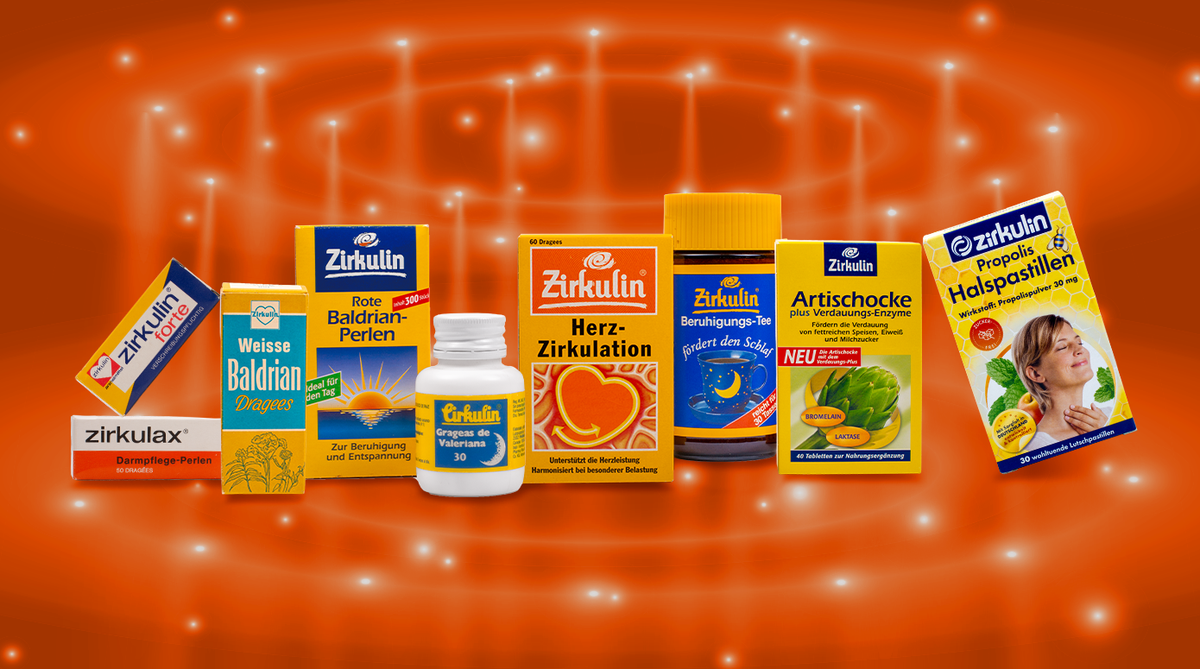 Mehrere Nahrungsergänzungsmittel der Marke Zirkulin werden vor einem orangefarbenen, leuchtenden Hintergrund mit gepunkteten Lichtmustern präsentiert. Auf den Verpackungen sind Abbildungen von Kräutern, einem Herz, einer Zitronenscheibe und einer lächelnden Frau zu sehen.