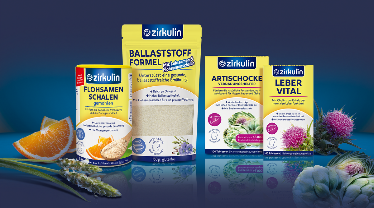 Vier Nahrungsergänzungsmittel der Marke Zirkulin werden mit natürlichen Zutaten wie Orangenscheiben und Artischocken vor einem blauen Hintergrund mit Farbverlauf dargestellt. Die Verpackung ist überwiegend in Gelb und Blau gehalten und mit deutschen Texten sowie Abbildungen von Pflanzen verziert.
